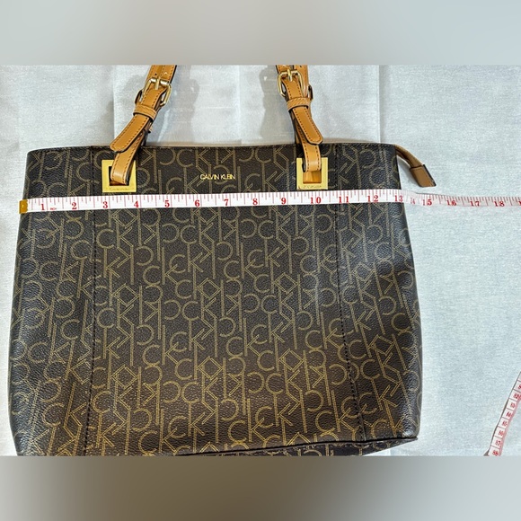 Calvin Klein Tote Handbag RN 54163 MANUFACTURER'S SUGGESTED RETAIL PRICE $396 - Picture 14 of 16